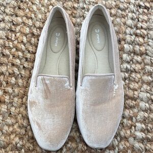 Stylish Velvet Loafers in Cream